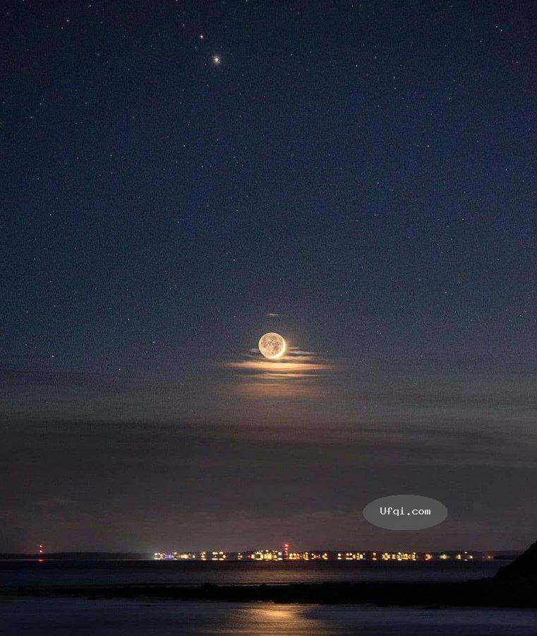 大美夜空中的月亮Bright Moon at night