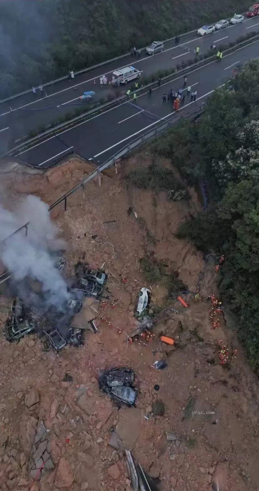 广东梅州梅大高速塌方事故到底埋了几辆车?