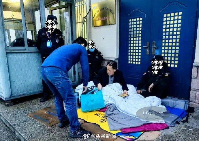 中国上海睡在实验室门口的科学家