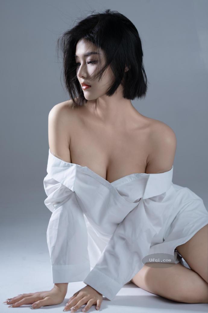 因为身材太丰满而告别模特界: 美女车模程儿-8